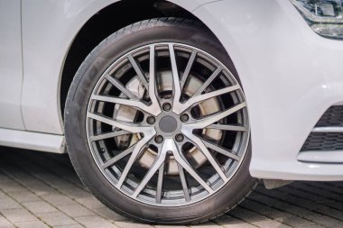 Valmiera, Letonya - 1 Ağustos 2024 - Pirelli lastikli bir Audi alaşımlı tekerleğin yakın çekimi, jantın ve lastiğin detaylı tasarımını gösteriyor.