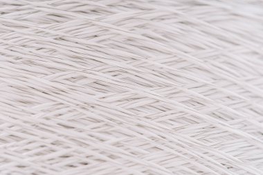 Sıkıca dokunmuş fiberglas ipliklerin yakın çekim görüntüsü. Karmaşık desen, materyalin dokusunu ve işçiliğini gösteriyor..