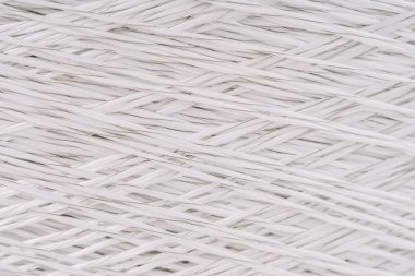 Sıkıca dokunmuş fiberglas ipliklerin yakın çekim görüntüsü. Karmaşık desen, materyalin dokusunu ve işçiliğini gösteriyor..