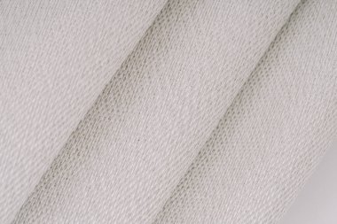 Görünür metal ipliklerle örülmüş fiberglas kumaş yakın plan, katlanmış bölümler ayrıntılı, desenli deseni sergiliyor.