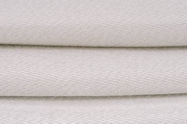 Görünür metal ipliklerle kaplı katlanmış fiberglas kumaş, ayrıntılı, dokulu dokuma ve katmanlı düzenini vurguluyor..