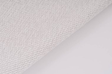 Görünür metal ipliklerle örülmüş fiberglas kumaş yakın plan, karmaşık bir dokuma deseni ve hafif kıvrımlı yüzey.