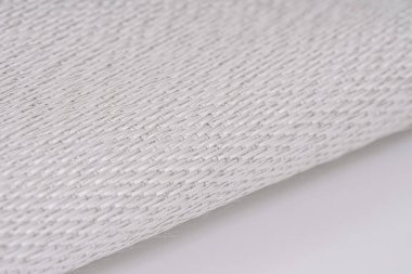 Görünür metal ipliklerle örülmüş fiberglas kumaş yakın plan, karmaşık bir dokuma deseni ve hafif kıvrımlı yüzey.