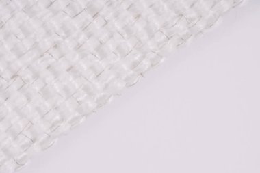 Görünür metal ipliklerle örülmüş beyaz dokuma kumaş yakın plan, çapraz desen gösteriyor. Görüntü karmaşık dokuyu ve dokumayı vurgular.