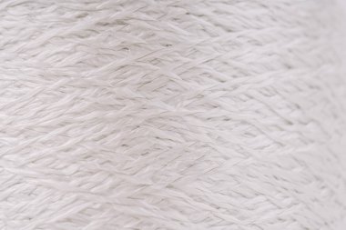 Sıkıca dokunmuş fiberglas ipliklerin yakın çekim görüntüsü. Karmaşık desen, materyalin dokusunu ve işçiliğini gösteriyor..