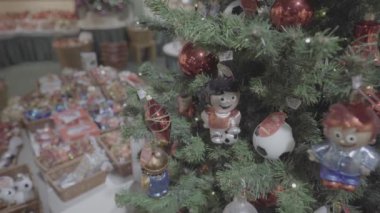 Oberammergau, Almanya - 14 Eylül 2024 - Bayram pazarında spor temalı süslerle bir Noel ağacının yakın çekimi. Uzayı sola kopyala.