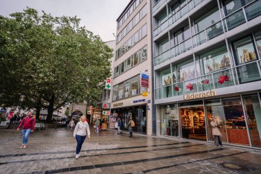 Münih, Almanya - 13 Eylül 2024 - Münih Yeni Belediye Binası ve Mariensule, yağmurlu bir günde Marienplatz 'da Gotik mimariyi sergileyen bir grup turistle birlikte