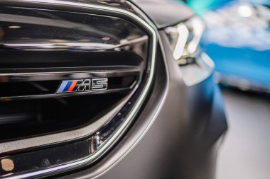 Münih, Almanya - 13 Eylül 2024 - Bir BMW M5 rozet yakın çekim ızgara, simgesel markalaşma ve parlak tasarım bir sergi salonu ayarı