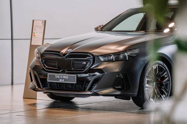 Münih, Almanya - 13 Eylül 2024 - Şık bir siyah BMW i5 M60 sergi salonunda sergilenmekte, modern tasarımı, lüks özellikleri ve yüksek performanslı cazibesi sergilenmektedir..