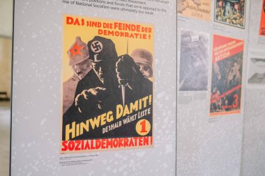 Münih, Almanya - 13 Eylül 2024 - Sosyal Demokratların Nazi karşıtı mesajları içeren, demokrasi düşmanları hakkında uyaran, 1930 'lardan kalma tarihi bir Alman siyasi posteri.