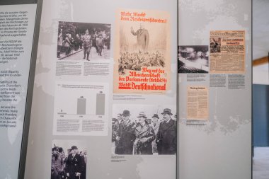 Münih, Almanya - 13 Eylül 2024 - 1930 'ların başında Nasyonal Sosyalizmin yükselişiyle ilgili Alman siyasi posterleri, çizelgeleri ve fotoğraflarının sergilendiği tarihi bir sergi.
