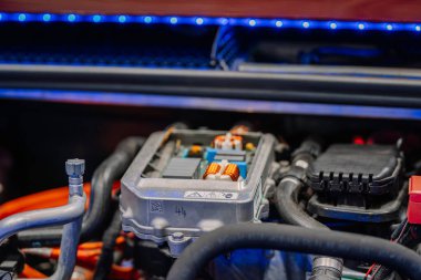 Münih, Almanya - 13 Eylül 2024 - Elektrikli araç motor bileşenleri, kablo döşeme, bobinler ve karmaşık ayrıntılara sahip metal konut ünitesi.
