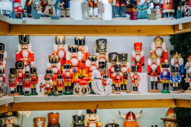 Oberammergau, Almanya - 14 Eylül 2024 - Bir mağazadaki raflarda çeşitli boyutlarda ve tasarımlarda geleneksel ahşap fındıkkıranlar sergileniyor.