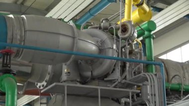 Sigulda, Letonya - 10 Ağustos 2024 - Bir fabrika tesisi içinde birbirine bağlı borular ile büyük endüstriyel makinelerin yakın çekim.