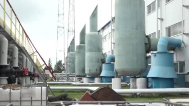 Sigulda, Letonya - 10 Ağustos 2024 - Büyük havalandırma boruları, kanalları ve ekipmanları arka planda metal bir yapıya sahip sanayi tesisi.