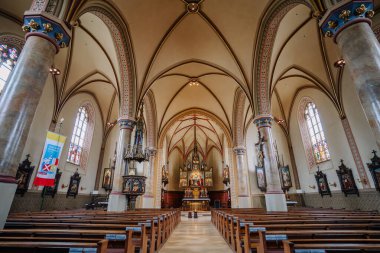 Bavyera, Almanya - 14 Eylül 2024 - Yüksek kubbeli tavanları, süslü sütunları, vitray pencereleri ve koridorun sonunda ayrıntılı bir sunağı olan büyük bir kilise içi.