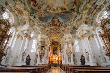 Bavyera, Almanya - 15 Eylül 2024 - Barok kilisesinin içini karmaşık freskler, yaldızlı detaylar ve heykellerle donatarak merkezde muhteşem bir sunağa götürdü..