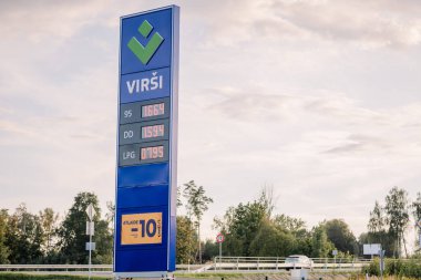 Valmiera, Letonya - 8 Ağustos 2024 - Açık bir günde Virsi logosu altında 95, DD ve LPG yakıtı fiyatlarını gösteren bir benzin istasyonu fiyat tabelası.