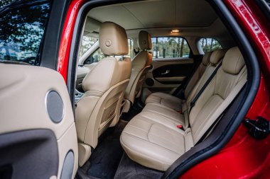 Valmiera, Letonya - 4 Ekim 2024 - Bir Range Rover 'ın arka koltukları, bej deri döşeme, ferah bacak odası ve kapağı açık modern iç tasarım.