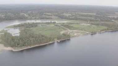 Yüksek dinamik aralık formatında yakalanan, geniş bir parkın yolları, açık arazileri ve göl kıyısının havadan çekilmiş görüntüsü..
