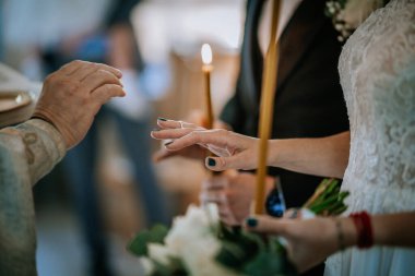 Valmiera, Letonya - 24 Ağustos 2024 - Bir gelin ve nikah töreninde, gelinin elinde bir mum, birlik ve geleneği sembolize ettiği yakın çekim