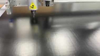 Bir iEcho kesme makinesinin yakın plan görüntüsü tam olarak düz bir tabaka şeklinde kesme, endüstriyel hassasiyet ve otomasyon sergiliyor.