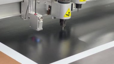 Bir iEcho kesme makinesinin yakın plan görüntüsü tam olarak düz bir tabaka şeklinde kesme, endüstriyel hassasiyet ve otomasyon sergiliyor.