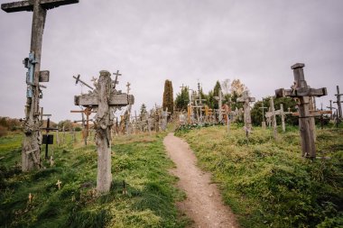 Siauliai, Litvanya, 21 Ekim 2024 Kryi kalnas. Sayısız ahşap haç ve dini sembollerle kaplı bir tepe bulutlu bir günde ruhani ve kutsal bir atmosfer yaratıyor..