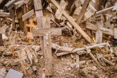 iauliai, Litvanya, 21 Ekim 2024 Kryzi Kalnas 'ta sergilenen ahşap haçlar, haçlar ve haçları simgeleyen büyük bir kolleksiyon..