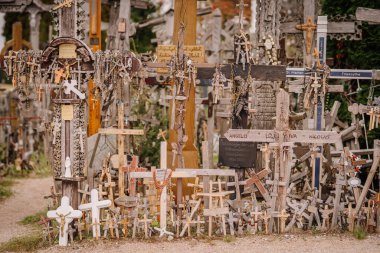 iauliai, Litvanya, 21 Ekim 2024 Kryzi Kalnas 'ta sergilenen ahşap haçlar, haçlar ve haçları simgeleyen büyük bir kolleksiyon..