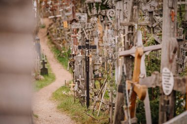 iauliai, Litvanya, 21 Ekim 2024 Kryzi Kalnas 'ta sergilenen ahşap haçlar, haçlar ve haçları simgeleyen büyük bir kolleksiyon..
