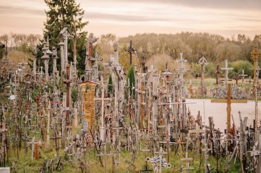 iauliai, Litvanya, 21 Ekim 2024 Kryzi Kalnas 'ta sergilenen ahşap haçlar, haçlar ve haçları simgeleyen büyük bir kolleksiyon..