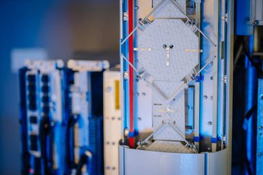 Riga, Letonya - 25 Ekim 2024 - 5G telekomünikasyon ekipmanına yakın plan, karmaşık donanım bileşenleri ve ağ altyapısı kurulumu.