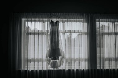 Koknese, Letonya - 26 Eylül 2023 - Bir kuaför, makyaj malzemeleri ve aksesuarlarıyla sakin, iyi ışıklandırılmış bir odada bir kadını dikkatlice düzenler.