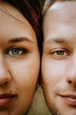 Gelin ve damatların yüzlerinin her biri yüzlerinin yarısını detaylı bir şekilde gösteriyor. Gözlerini, ifadelerini ve bağlantılarını parlaklaştırıyorlar.