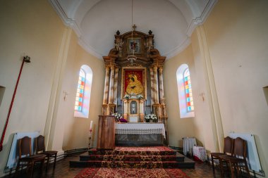 Stirniene, Letonya, 26 Kasım 2024 - Güzel dekore edilmiş bir kilise sunağı altın aksanlı, vitray camlı ve süslü detaylarla, barışçıl ve ruhani bir atmosfer yaratıyor..