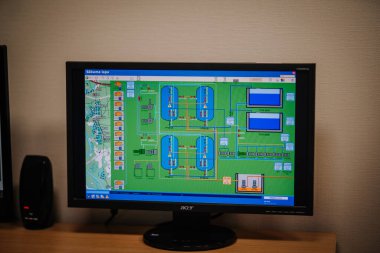 Valmiera, Letonya - 25 Kasım 2024 - İzleme ve kontrol için bir su veya endüstriyel sistemin şematik diyagramı ile teknik bir SCADA arayüzü gösteren bir bilgisayar monitörü.