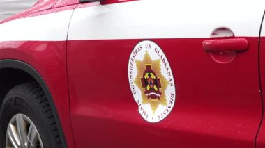 Valmiera, Letonya - 28 Kasım 2024 - Beyaz şeritli ve itfaiye servisi amblemli kırmızı bir acil servis kapısına yakın çekim.