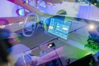 Riga, Letonya - 2 Aralık 2024 - Pencereden bakan bir Dongfeng aracının içi, fütüristik gösterge paneli, dijital dokunmatik ekran ekranı ve modern direksiyon simidi içeriyor..