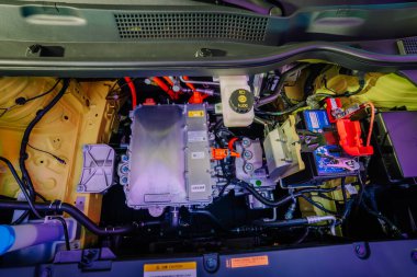Riga, Letonya - 2 Aralık 2024 - Dongfeng elektrikli araba motoru kompartıman vites pili, motor, kablolar ve çevre dostu araçlar için gelişmiş melez bileşenleri.