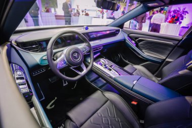 Riga, Letonya - 2 Aralık 2024 - Gösterişli bir Dongfeng araba iç mimarisi fütüristik direksiyon, dijital torpido, ve sunum etkinliğinde lüks siyah koltuklar.