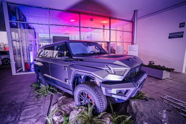 Riga, Letonya - 2 Aralık 2024 - Dongfeng sunumu cesur ışıklandırma, modern tasarım ve kayalık ekran düzeneği ile dongfeng sergilenen M-Hero SUV sergilenmektedir.