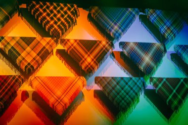 Valmiera, Letonya - 8 Aralık 2024 Kil sürahisi, bir sepet elma, mum ve tekstil içeren geleneksel bir masa..