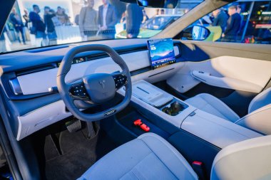 Riga, Letonya - 2 Aralık 2024 - Modern bir direksiyon simidi, büyük bir kızılötesi ekran, gösterişli gösterge paneli ve lüks koltuklu bir Dongfeng elektrikli arabasının içi.
