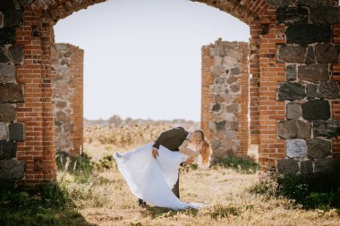 Damat, gelinini eski bir taş kemer yoluna, kırsal kesimlerin harabeleriyle çevrili güneşli bir alana daldırır. Aşkı ve zarafeti yakalar..