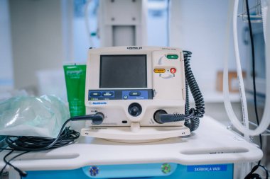 Valmiera, Letonya - 17 Ocak 2025 - Medtronik LiFEPAK 20 defibrilatörlü kablolar, ekran ve kontrol düğmeleri ile yakın plan.