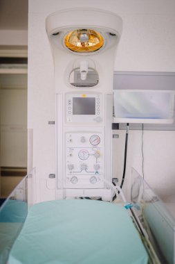 Valmiera, Letonya - 17 Ocak 2025 - Bir hastane ortamında bebek bakımı için genel bir ısıtıcı, monitör, kontrol paneli ve tüpler içeren yenidoğan tıbbi ekipmanları.