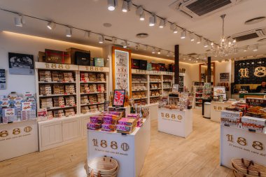 Endülüs, Malaga - 31 Ocak 2025 - 1880 markası altında geleneksel İspanyol tatlıları, turrn ve diğer lezzetlerle dolu bir gurme mağazasının içi