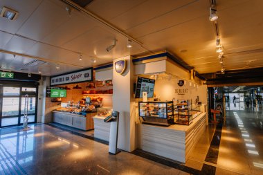 Endülüs, Malaga - 31 Ocak 2025 - Ekmek vitrinleri, parlak bir iç mekan ve sürgülü cam kapılı bir giriş.