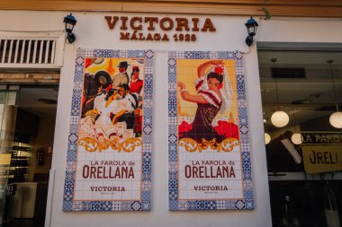 Endülüs, Malaga - 31 Ocak 2025 - Victoria Malaga 1928 binasının dış duvarında flamenko dansçılarını ve İspanyol geleneklerini tasvir eden renkli fayanslar.